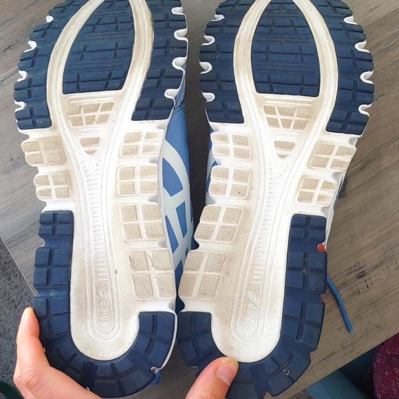 Asics tennis shoes - Picture 4 of 5